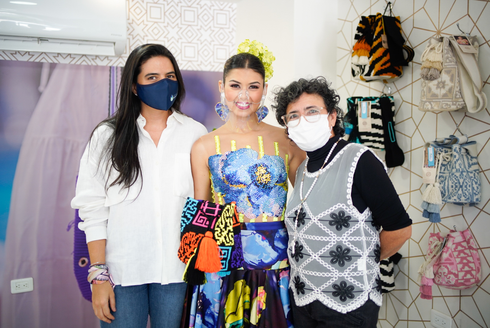 La Reina del Carnaval 2022 en la tienda temporal de las artesanas de Chorrera, con el apoyo de la Fundación Gases del Caribe. 