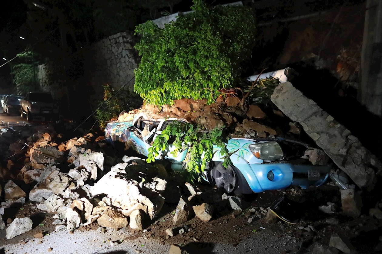 Daños de una pared caída sobre un auto debido al sismo de 7.1, en colonias, hoy en el balneario de Acapulco, México.
