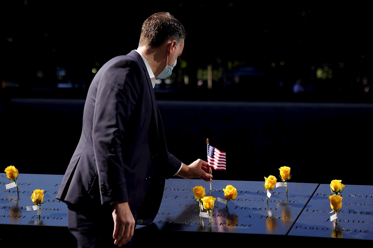 Un hombre rinde tributo a las víctimas del atentando del 11S en NY.