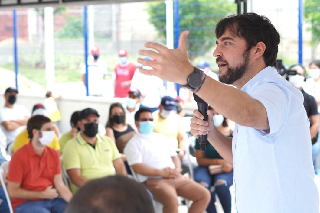 El Alcalde Jaime Pumarejo explicando el alcance de la obra.