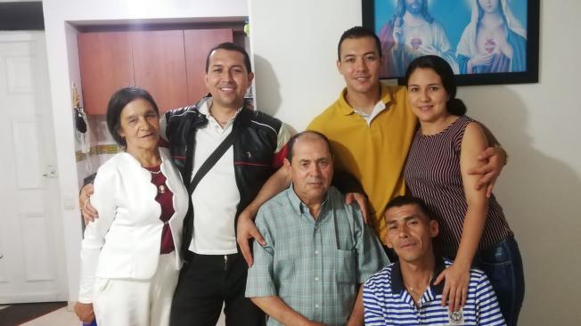 La familia Rincón reunida con Fabio (parte baja a la derecha).