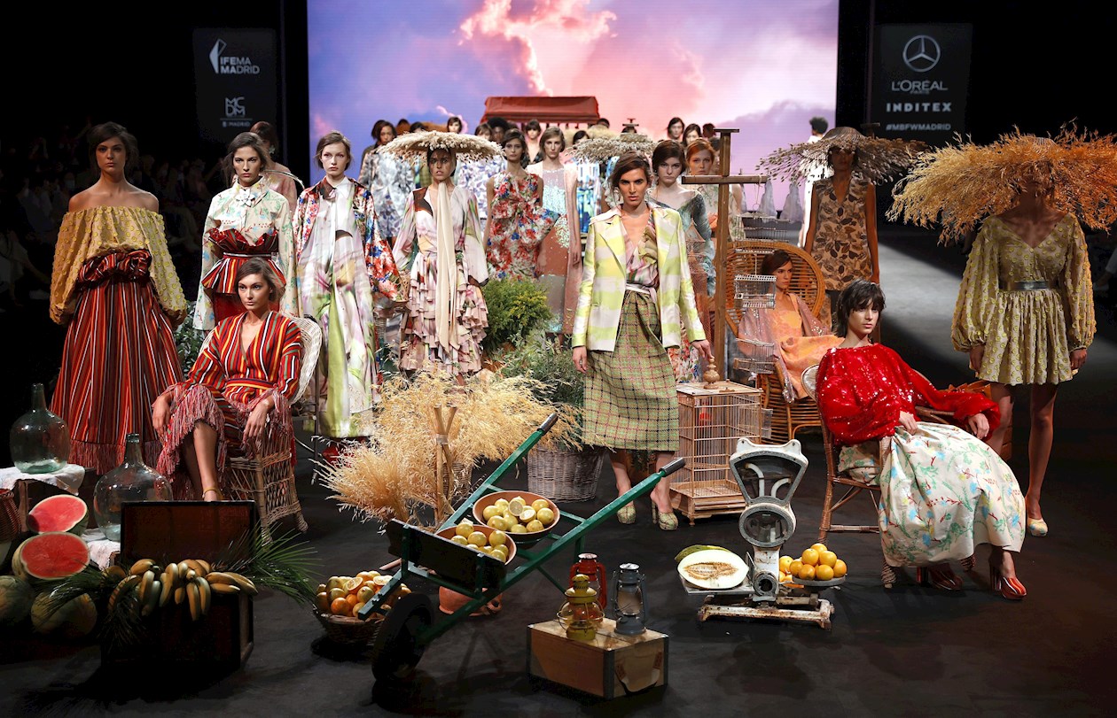  Una modelo luce una creación de la firma Duyos durante la jornada inaugural de la Mercedes-benz Fashion Week Madrid, este jueves. 