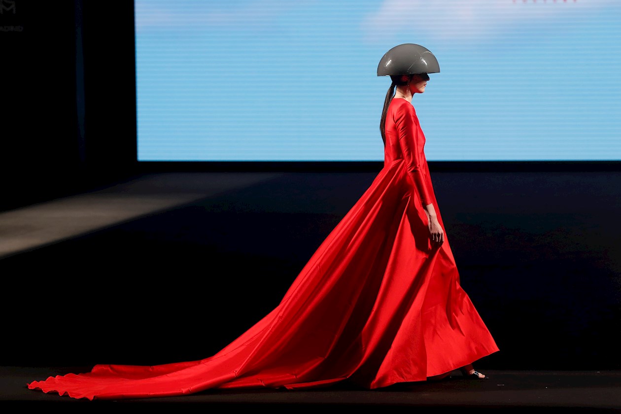 Una modelo luce una creación de lal diseñador Fernando Claro durante la jornada inaugural de la Mercedes-benz Fashion Week Madrid, este jueves.