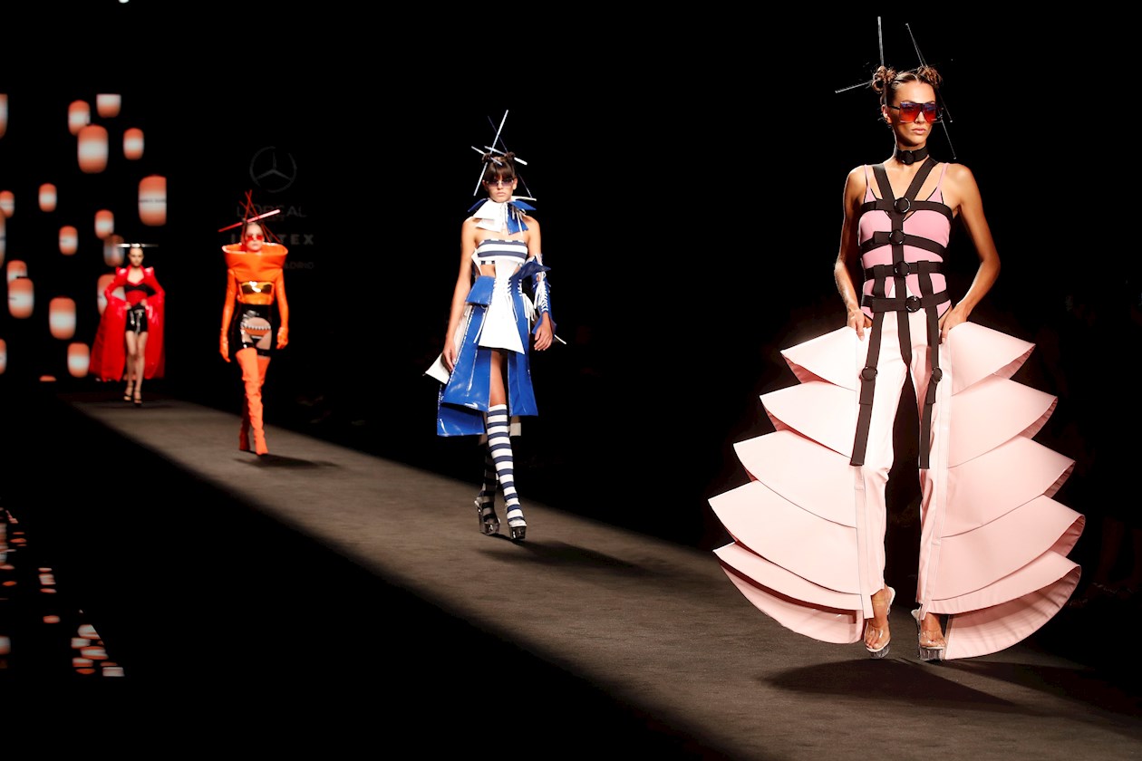 Una modelo luce una creación del diseñador Andrés Sardá durante la jornada inaugural de la Mercedes-benz Fashion Week Madrid. 