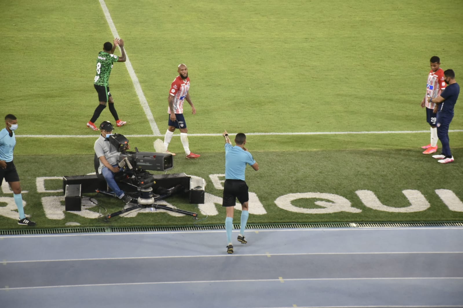 El árbitro Carlos Ortega validando el gol tras la protesta 'tiburona'.