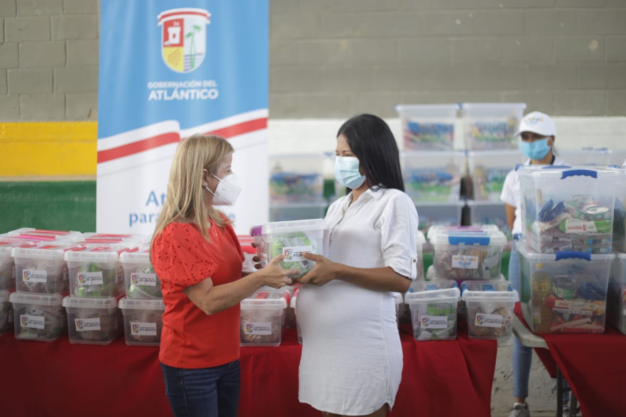  Los primeros 400 beneficiados reciben semanalmente meriendas industrializadas y paquetes alimentarios entregados mensualmente. 