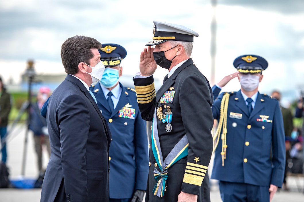 Condecoración al Comandante del Comando Sur de EE.UU., Almirante Craig S. Faller.