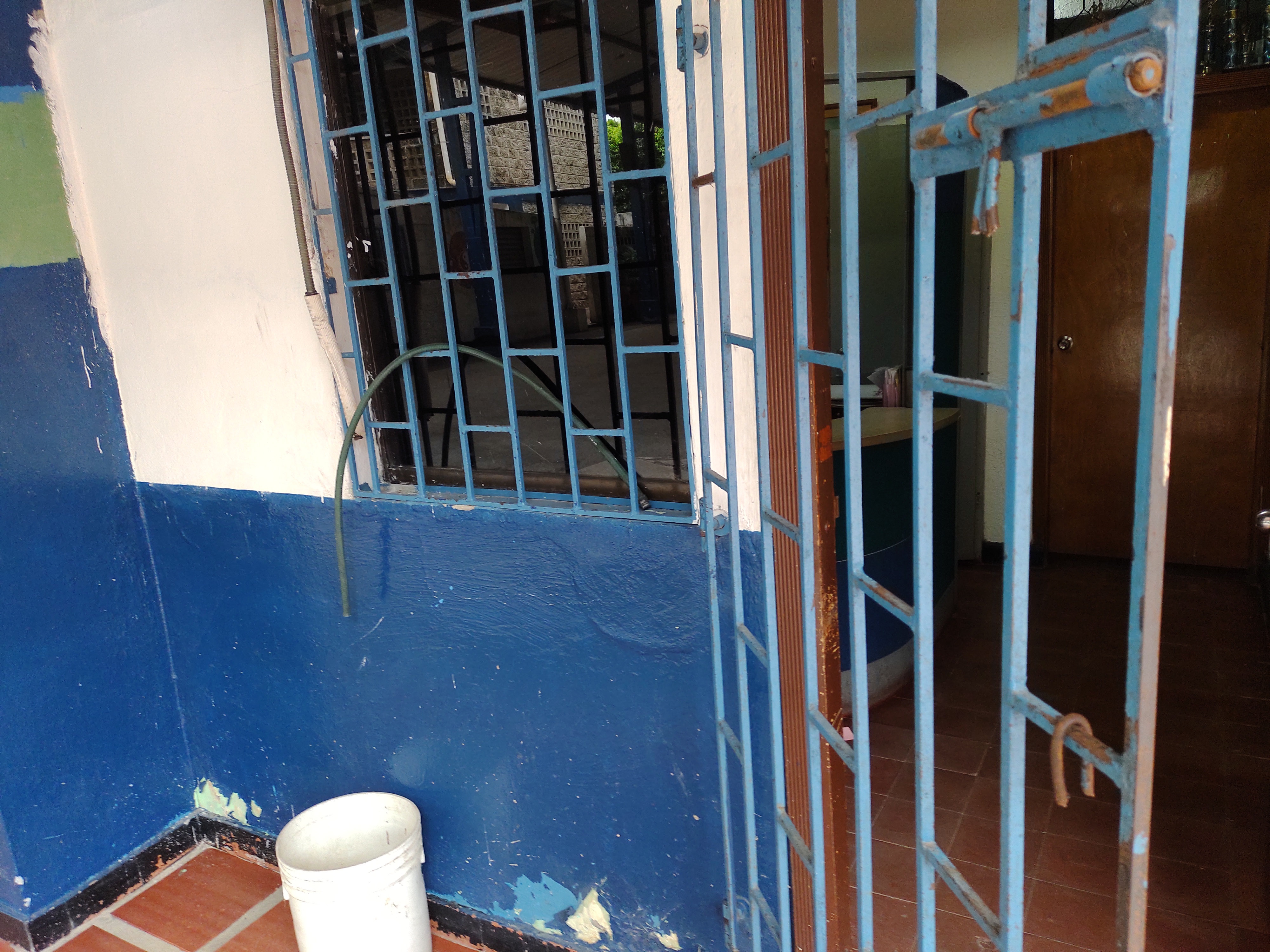 La puerta de la rectoría de la IED Las Flores fue violentada.