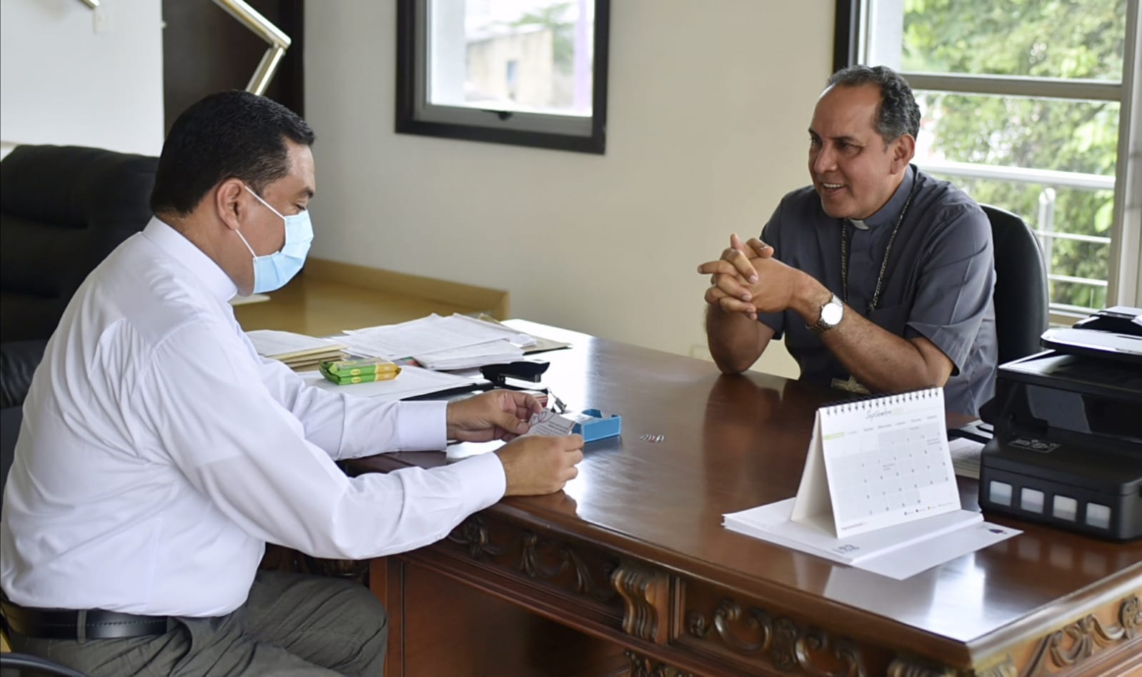 El sacerdote Jaime Marenco, izquierda, conversa con el arzobispo de Barranquilla, monseñor Pablo Salas.