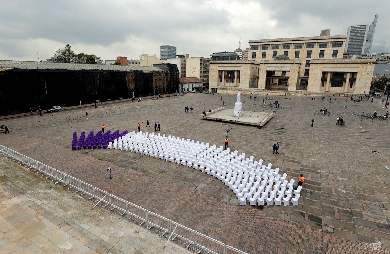  Instalación en la céntrica Plaza de Bolívar donde 224 sillas blancas representan la participación masculina en el Congreso y en una esquina, 56 de color púrpura que muestran la representación femenina este jueves, en Bogotá.