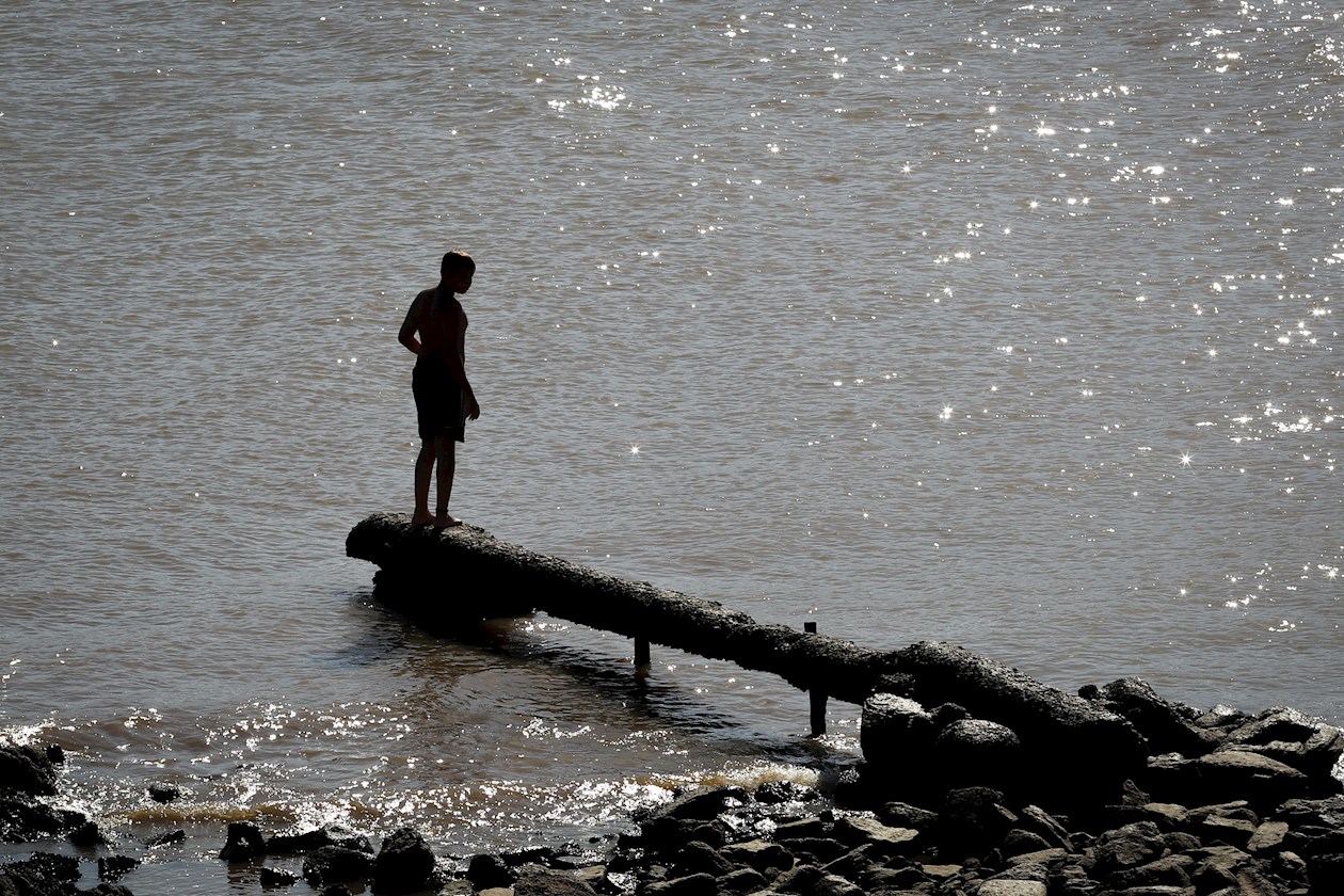 Un niño visita la Playa Pocitos de Montevideo este jueves, durante la ola de calor que rige desde el pasado martes y se extenderá hasta el próximo domingo. 