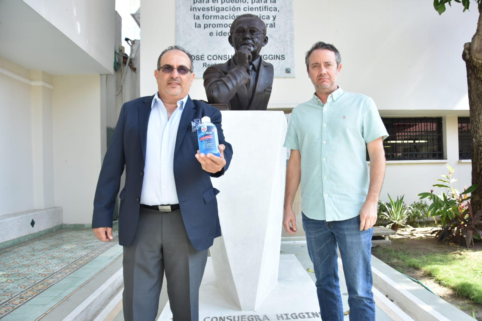 El odontólogo Enrique Jadad, coinventor de Xyntrus, y Antonio Acosta, director del Laboratorio de Virología de Unisimón.