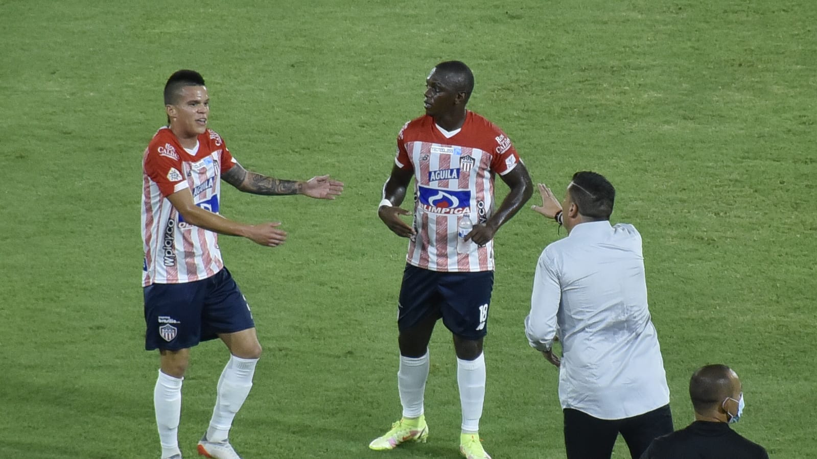 El DT Juan Cruz Real dando instrucciones a Walmer Pacheco y Edwuin Cetré.