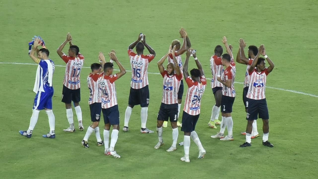 Jugadores del Junior celebrando al final del partido.