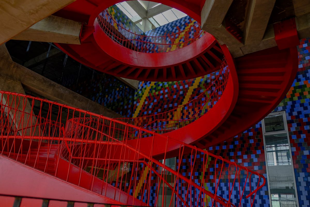 Escalera roja de tipo escultórico de la Fábrica de Cultura.