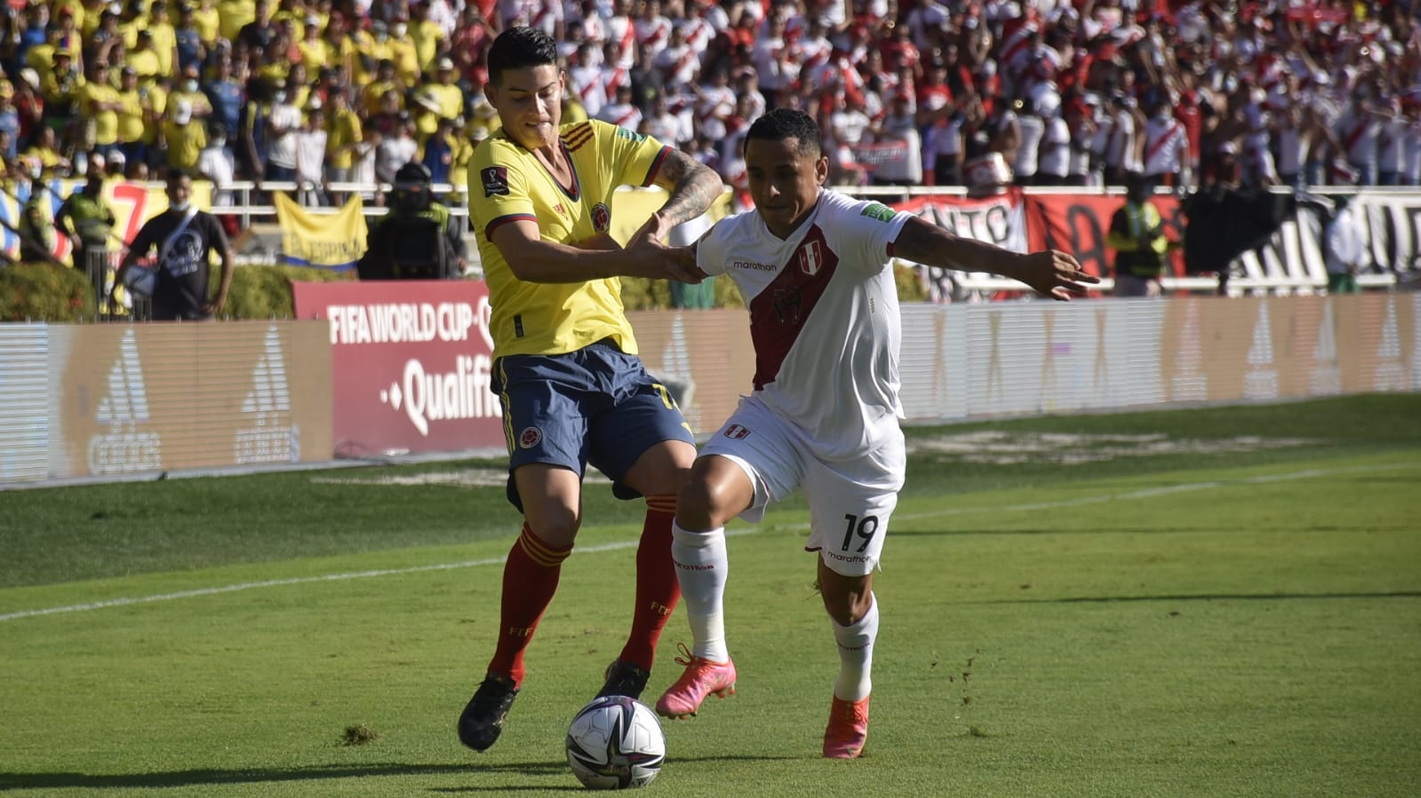 James Rodríguez, en acción durante el partido de Colombia frente a Perú.