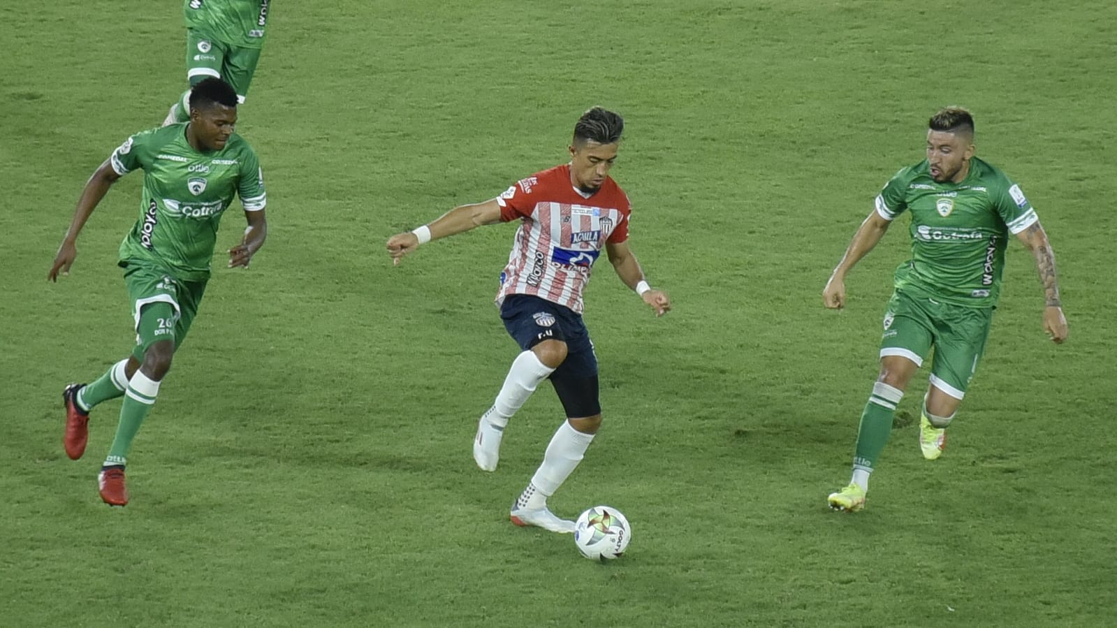 Fernando Uribe enfrentando la marca visitante.