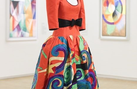 Un vestido (C) homenaje a Pablo Picasso por el diseñador francés Yves Saint Laurent.