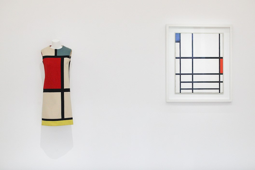 Un vestido (L) homenaje a Piet Mondrian del diseñador francés Yves Saint Laurent.