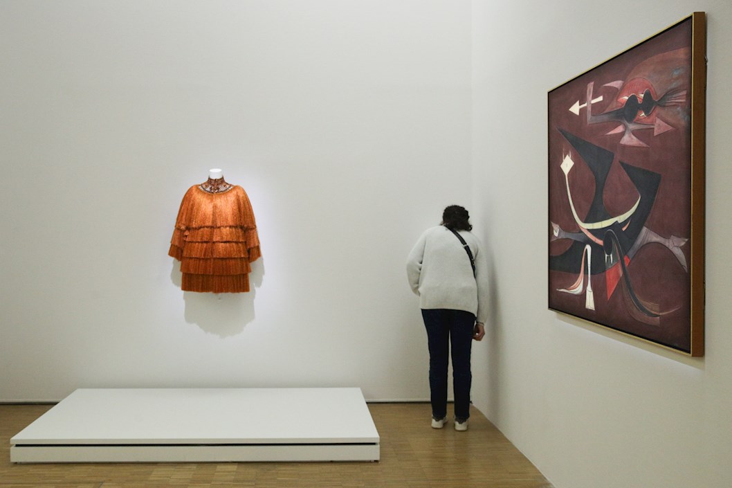 Un abrigo (L) del diseñador francés Yves Saint Laurent.