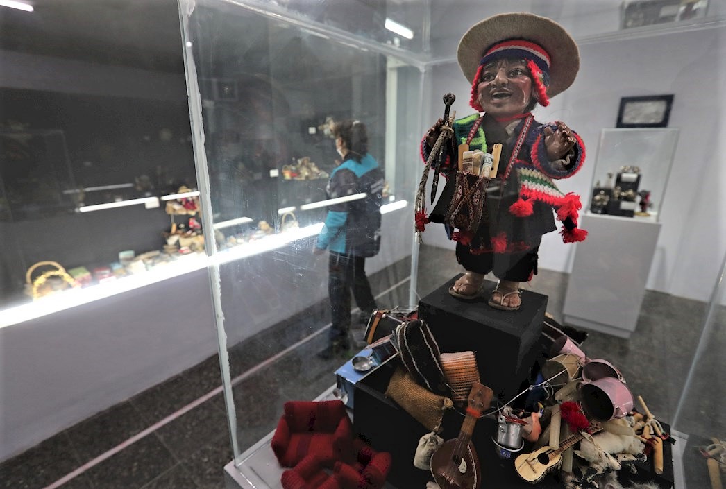  Fotografía de uno de los Ekekos de la exposición "Alasita, tradición que perdura a través del tiempo", en el Museo Costumbrista en La Paz (Bolivia).