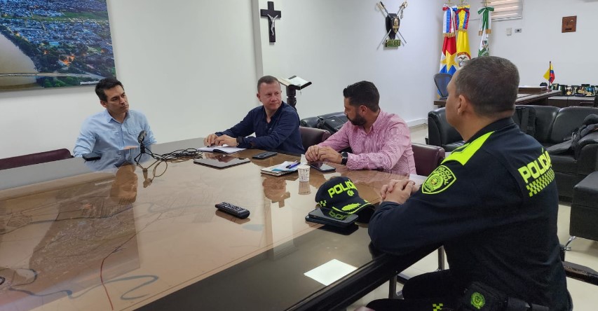 El director del Gaula, coronel Gelver Cortés, este lunes con el alcalde Carlos Ordosgoitia.