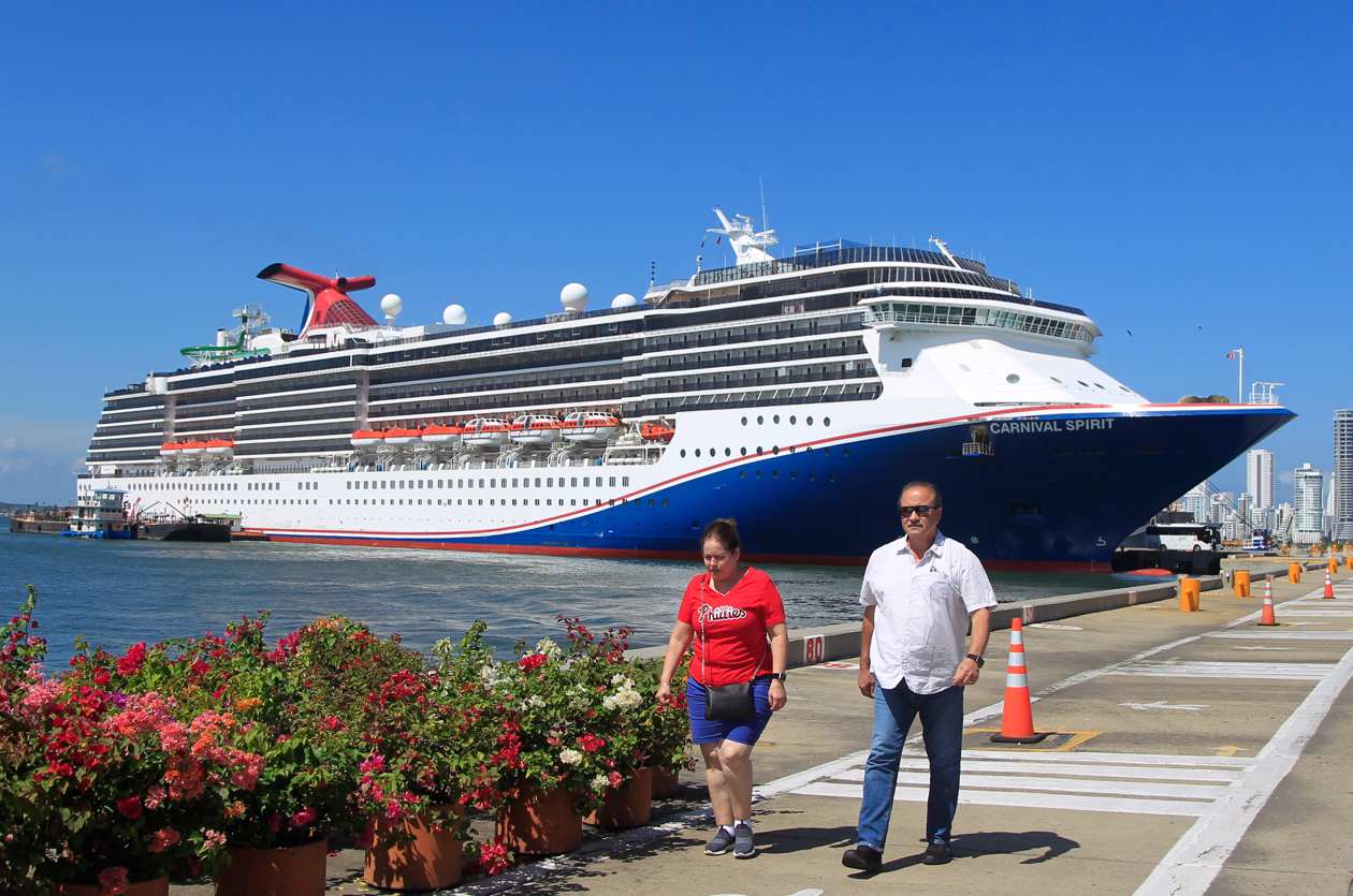 Turistas arriban a la Terminal de Cruceros de Cartagena de Indias.