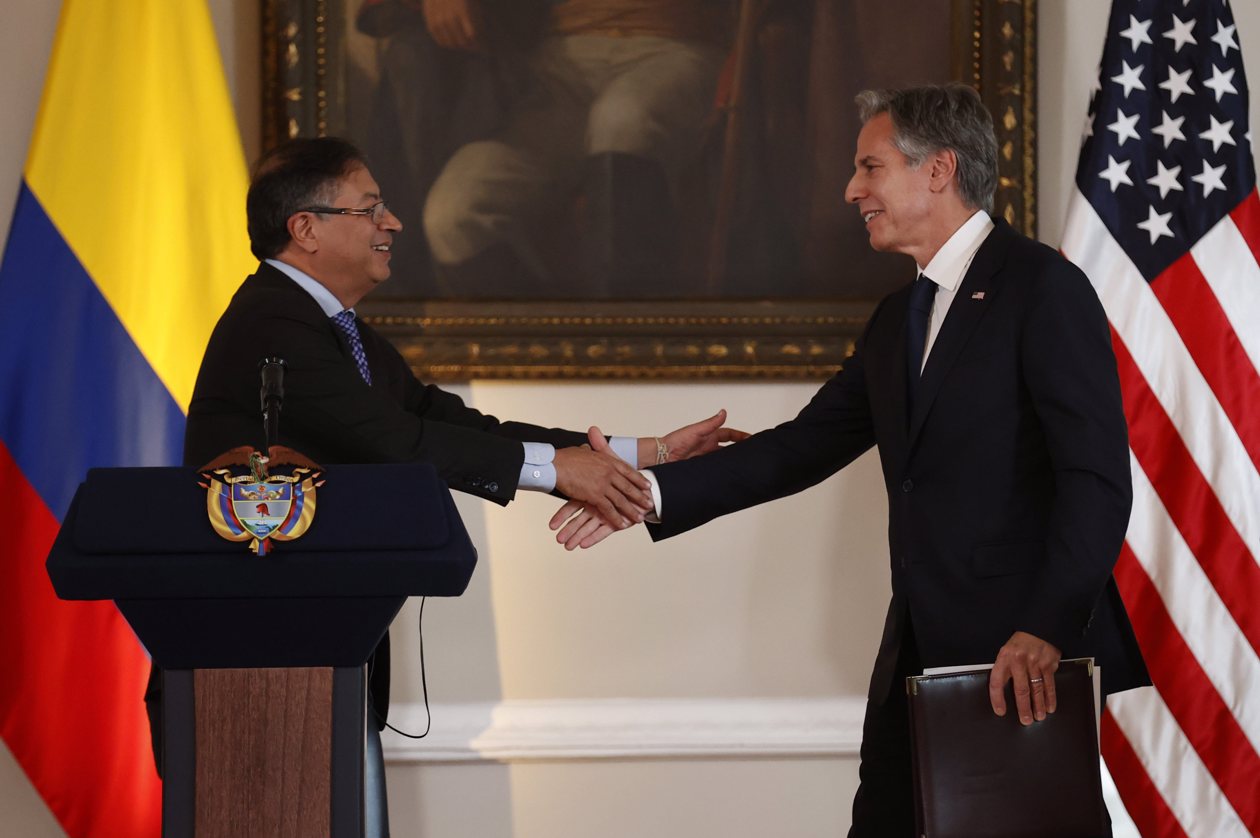 El presidente de Colombia Gustavo Petro (izq.) le da la mano al secretario de Estado de Estados Unidos, Antony Blinken (der.), luego de una rueda de prensa hoy en la Casa de Nariño en Bogotá.
