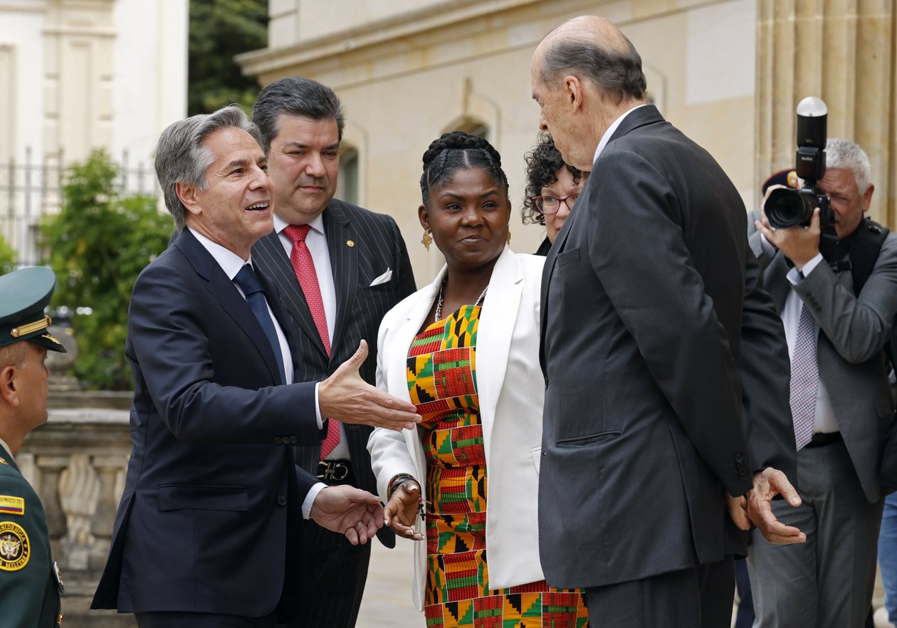 La vicepresidenta de Colombia Francia Márquez junto al canciller Álvaro Leyva (d) reciben al secretario de Estado de Estados Unidos, Antony Blinken (i), durante su llegada a la Casa de Nariño.
