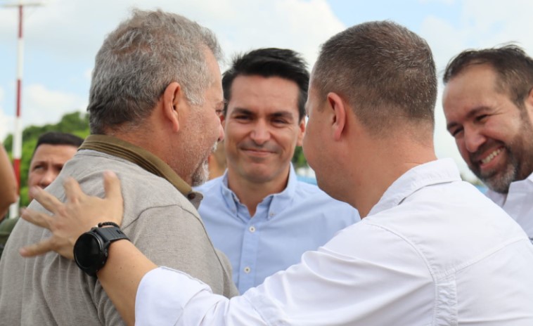 El alcalde Carlos Ordosgoitia saluda a Salim Haddad en el aeropuerto Los Garzones de Montería.