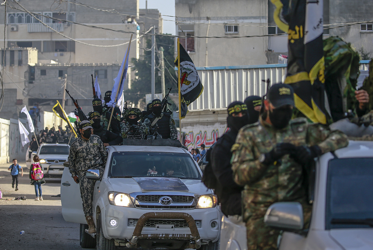 Combatientes de las Brigadas Al-Quds marchan en Gaza.