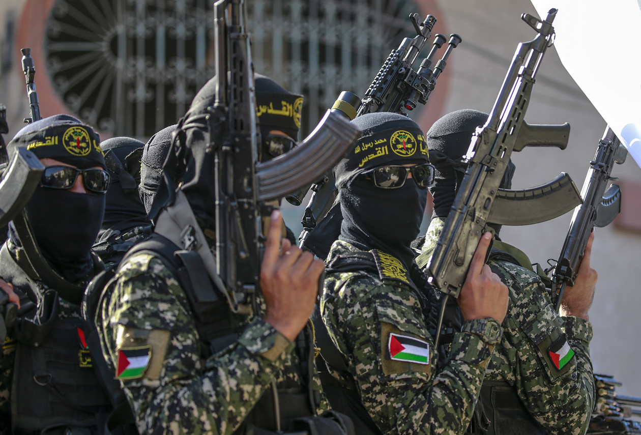 Combatientes de las Brigadas Al-Quds marchan en Gaza.
