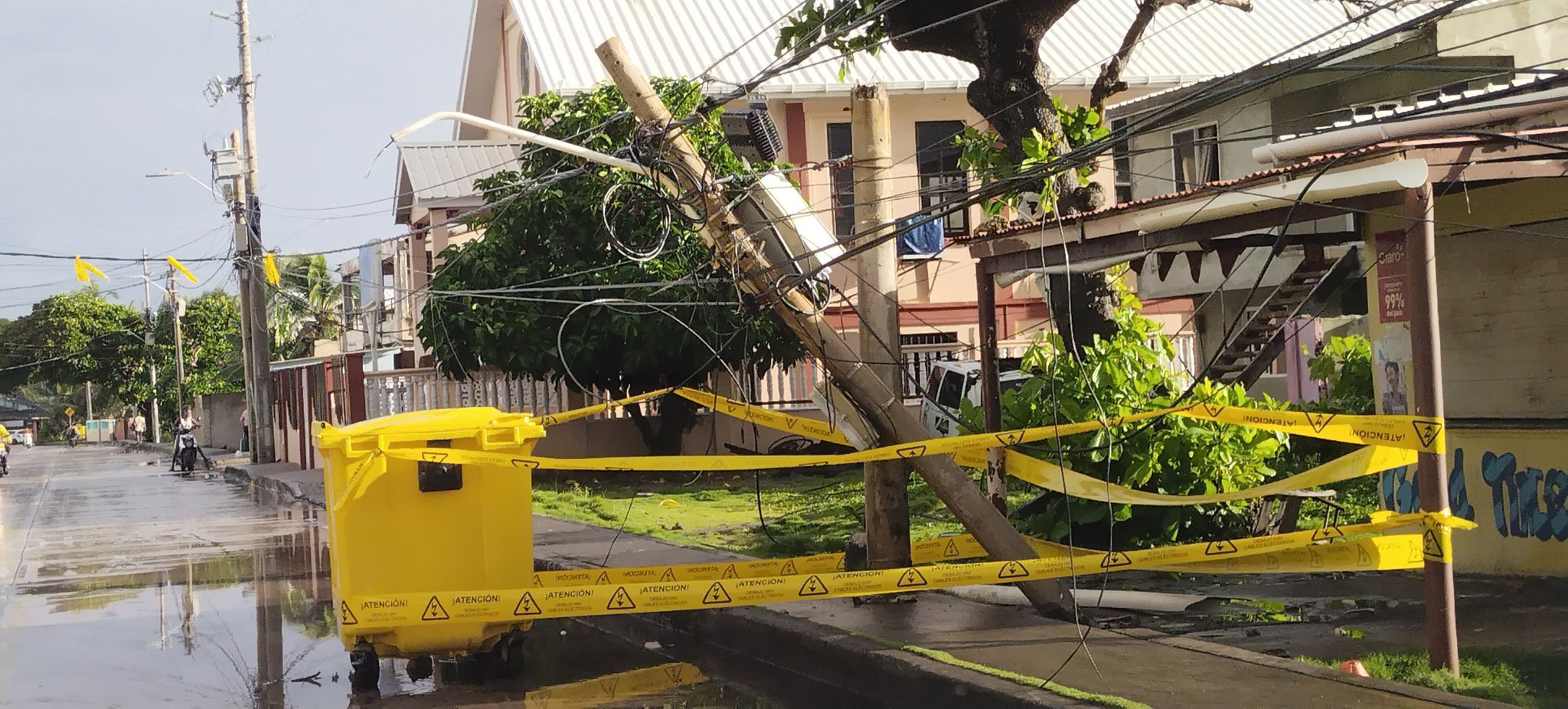 Un poste caído tras el paso de la onda tropical en San Andrés y Providencia. 
