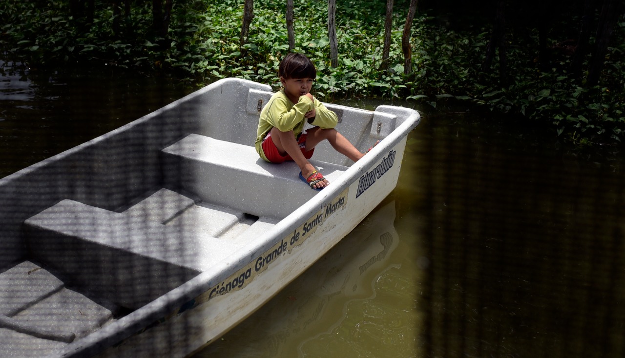 Un niño en un bote
