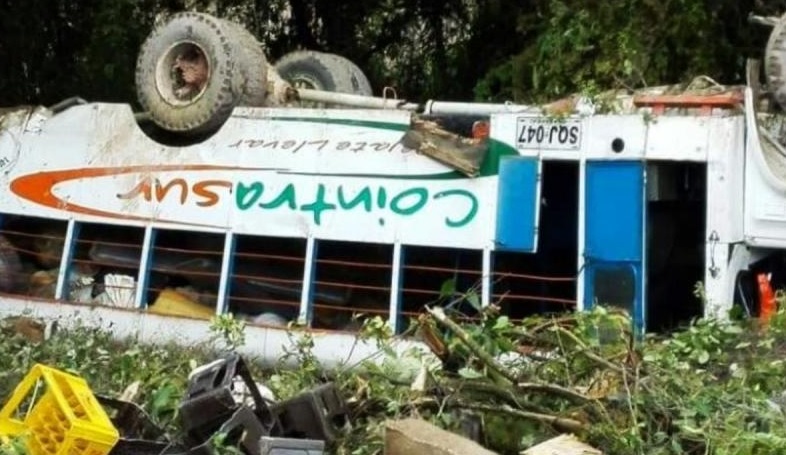 E bus escalera de la empresa Cointrasur que rodó a un abismo en Chaparral, Tolima.