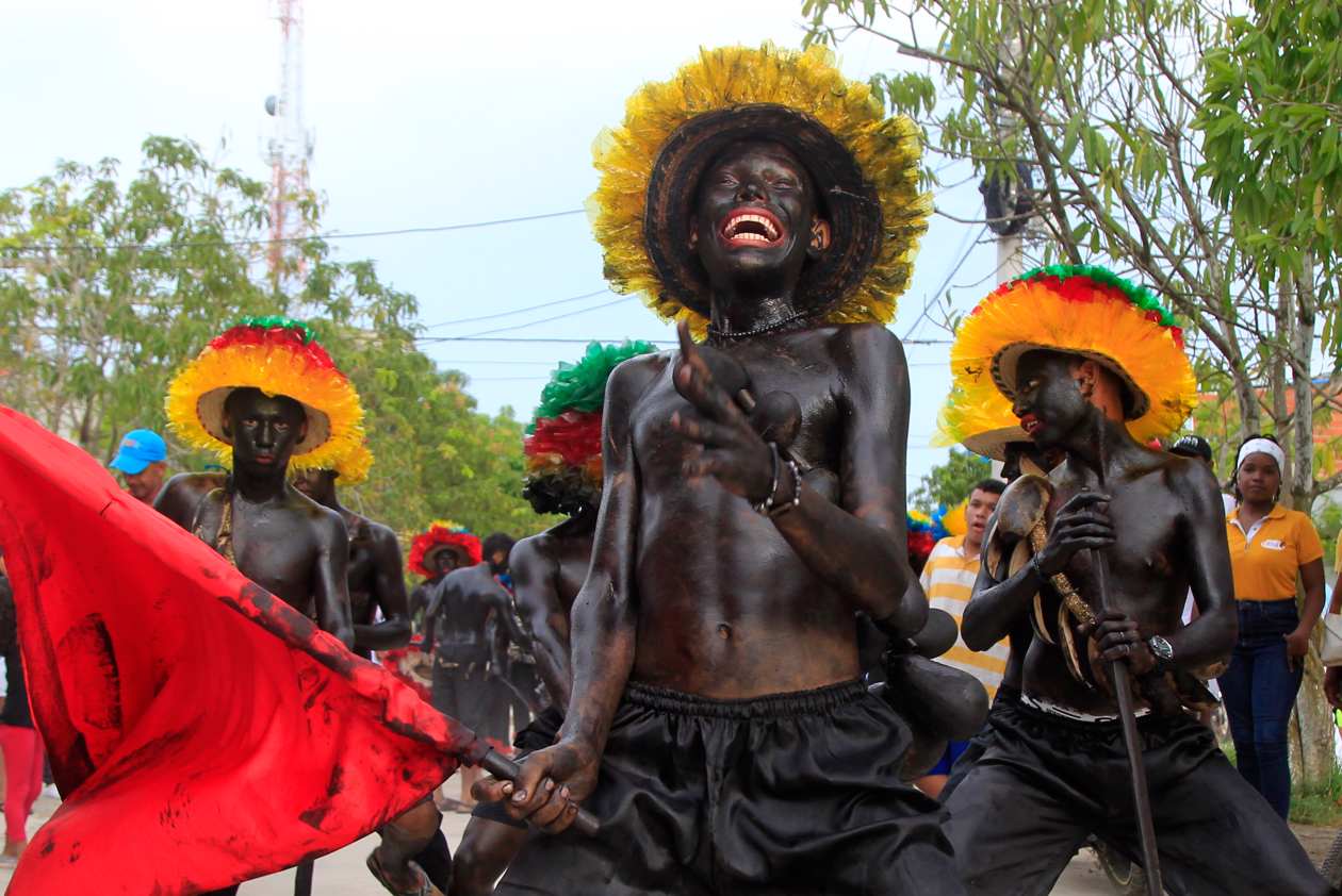 Bailarines actúan por las calles durante la celebración del Festival Son de Negros, en Santa Lucía.