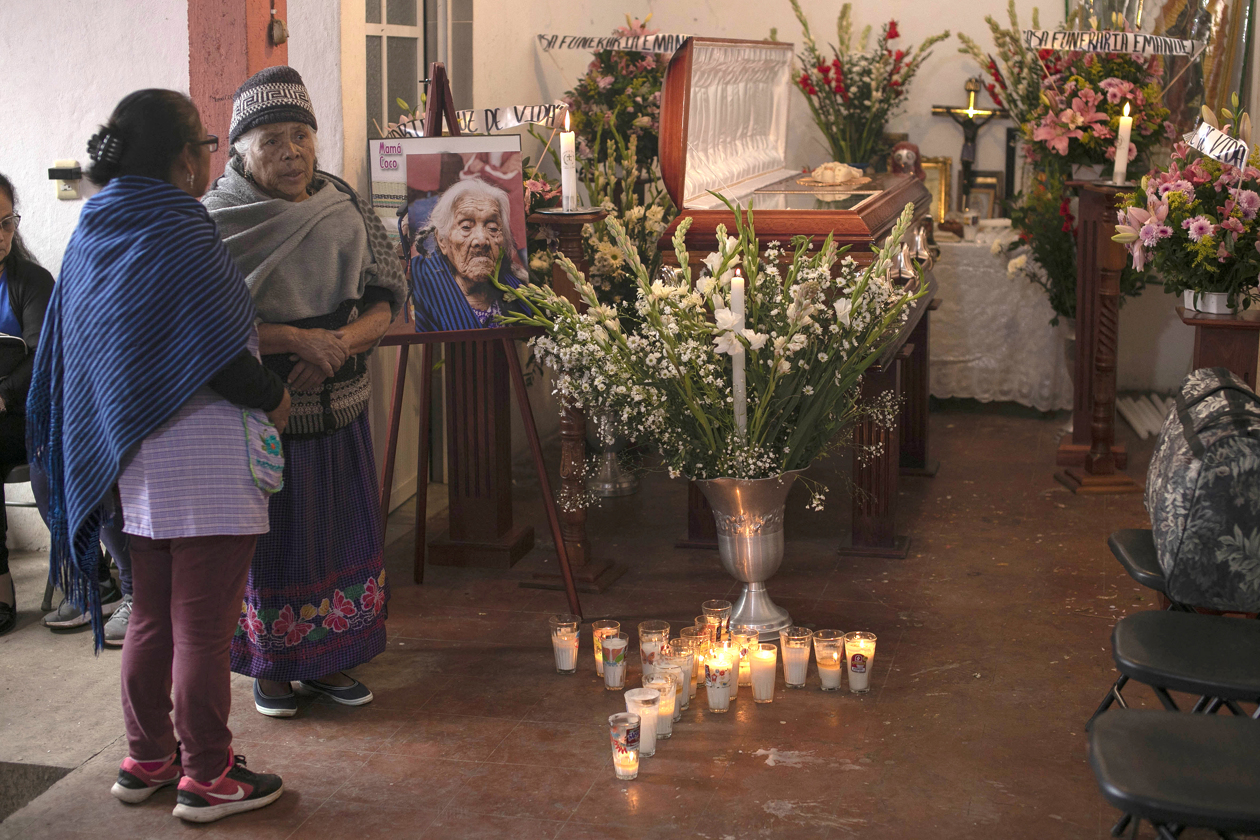 Familiares y amigos asistieron al funeral de María Salud Ramírez Caballero, 'Mamá Coco'. 