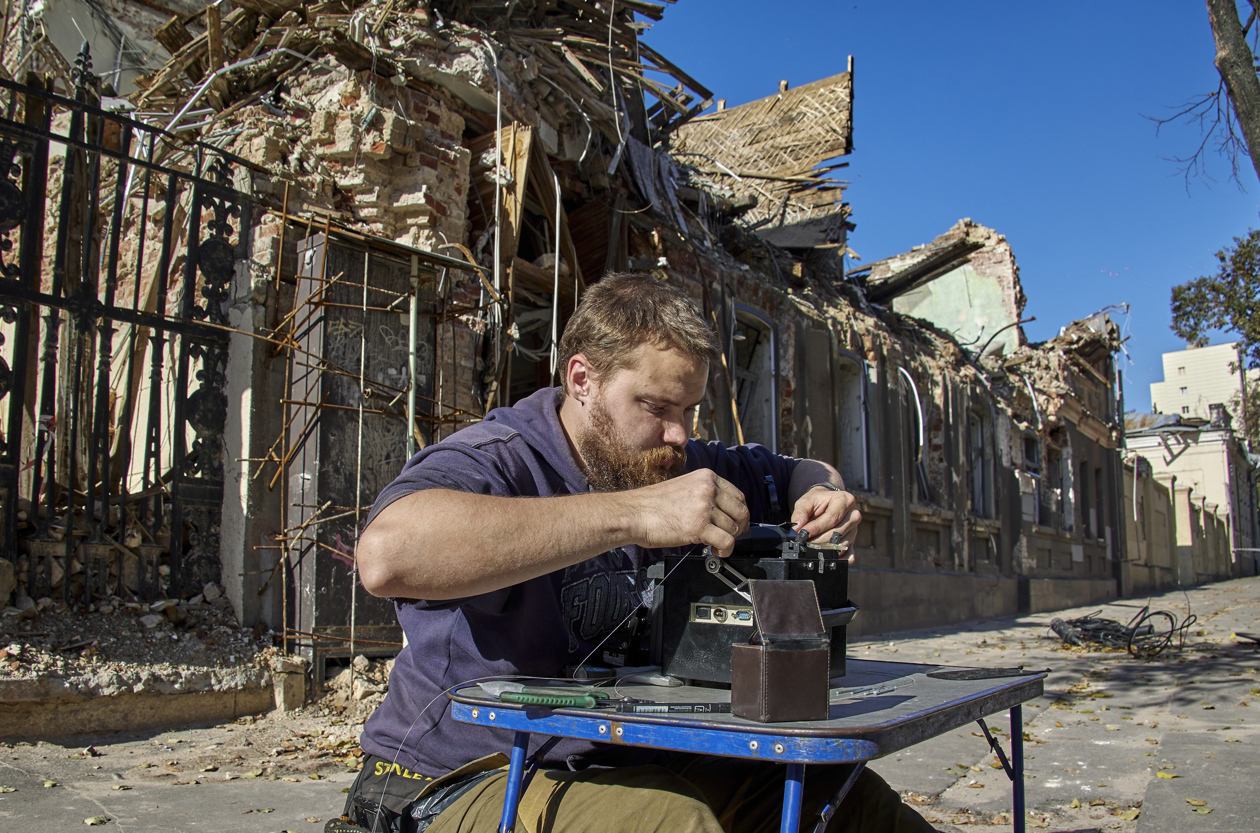 Trabajadores ucranianos reparan edificios.