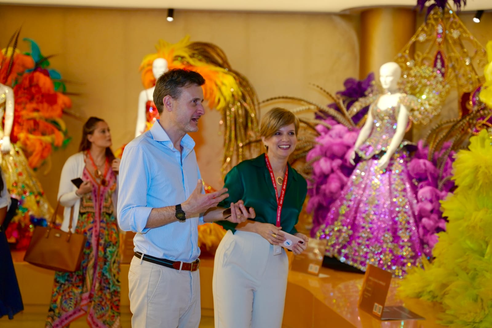 El Embajador británico en Colombia, George Hodgson, junto a la gerente del Carnaval de Barranquilla, Sandra Gómez. 