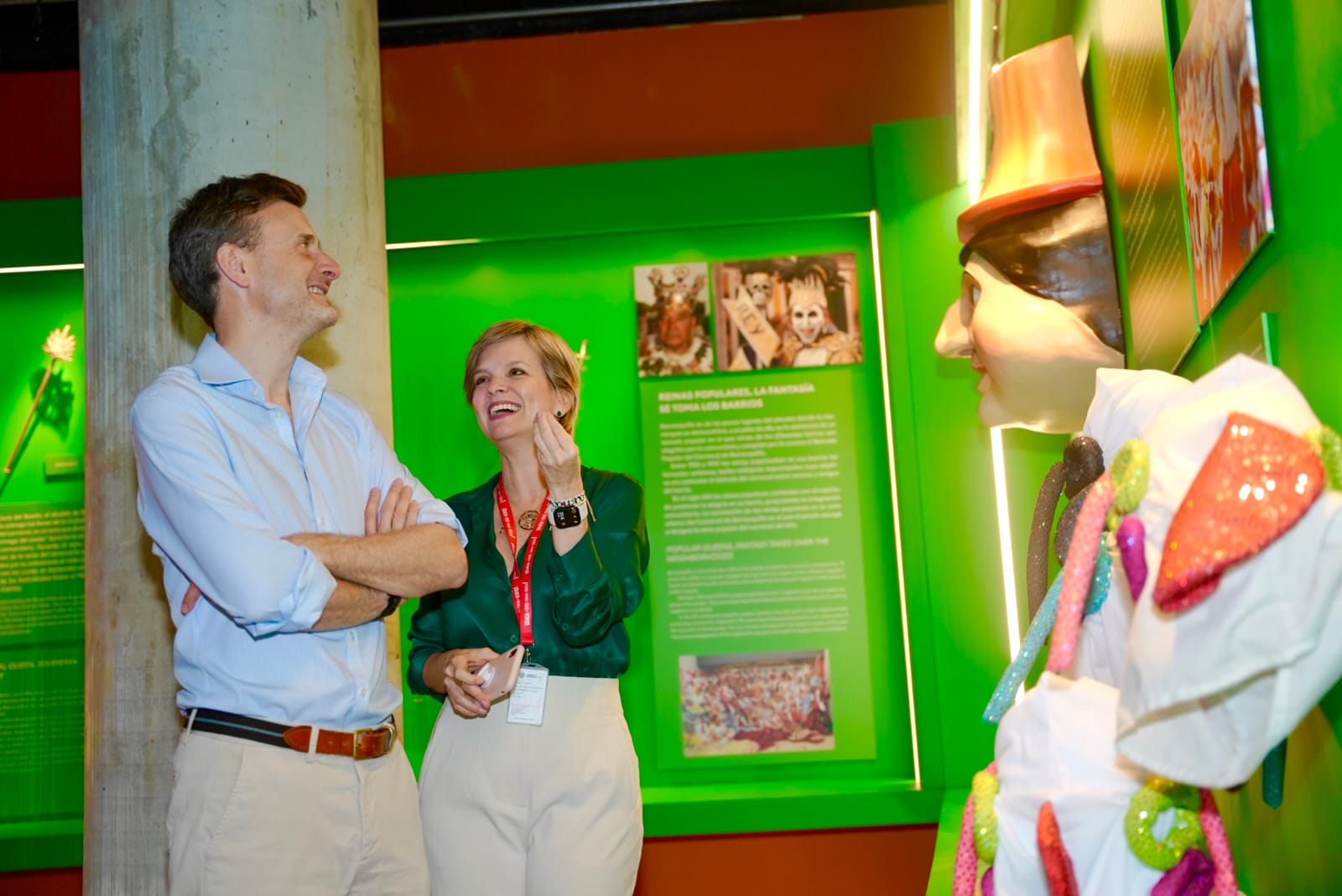 Visita del Embajador británico en Colombia, George Hodgson, al Museo del Carnaval.