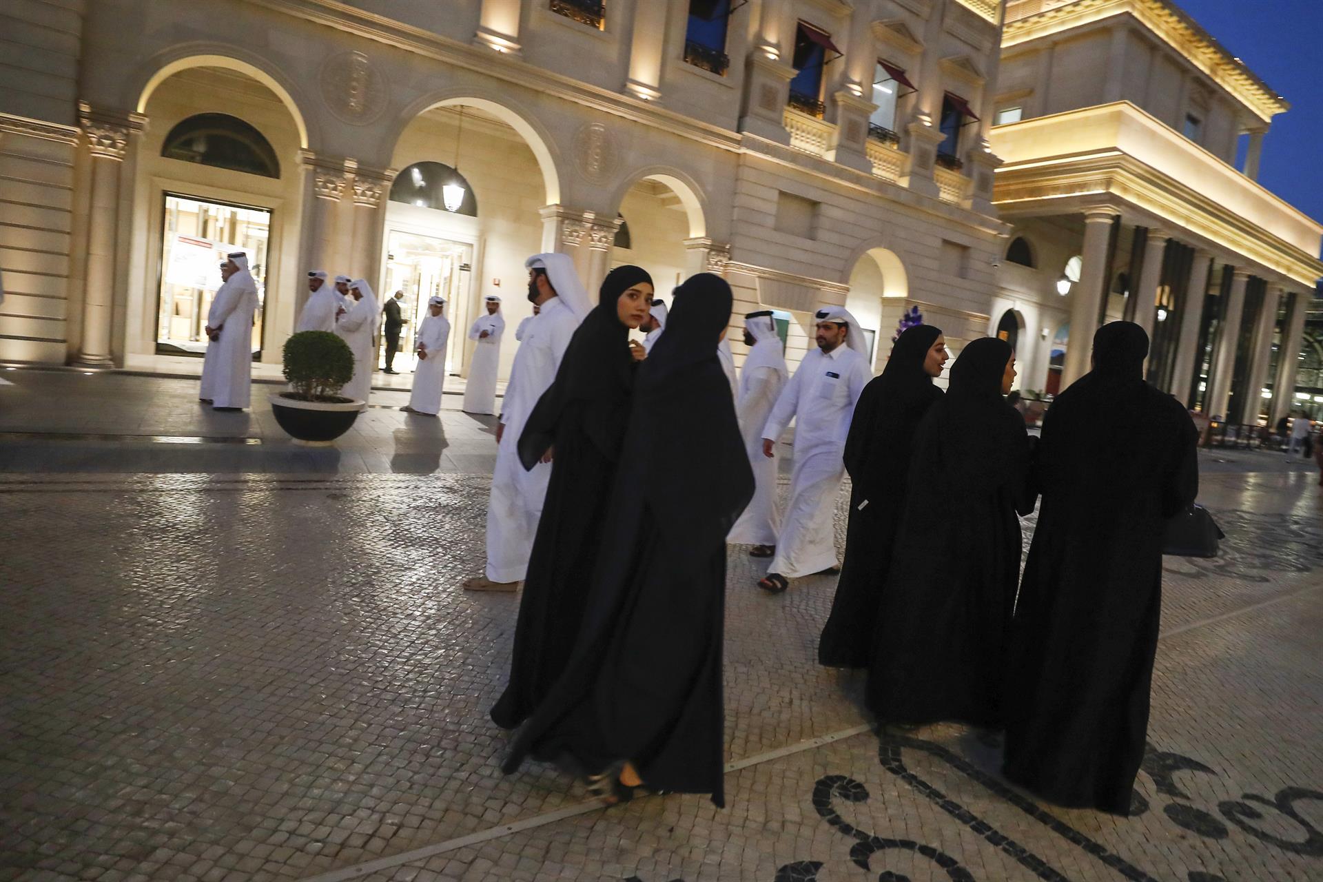 Varias mujeres caminan ante las Galeries Lafayette en la Ciudad Cultural de Katara