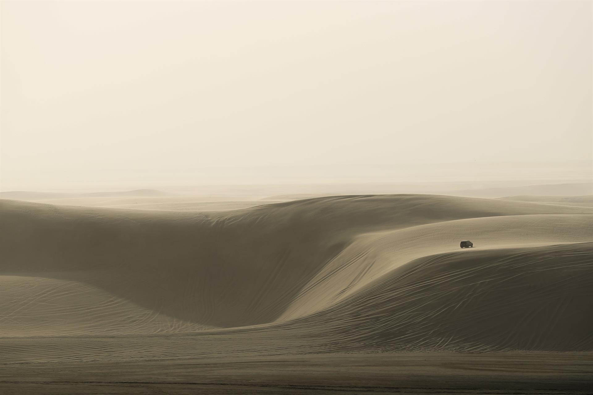Un todoterreno sobre las dunas del desierto de Catar.