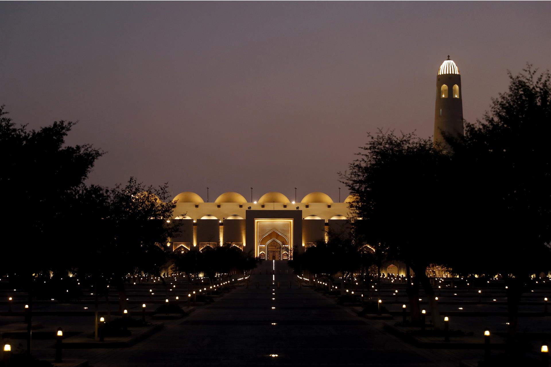 Vista nocturna de la Gran Mezquita de Doha.