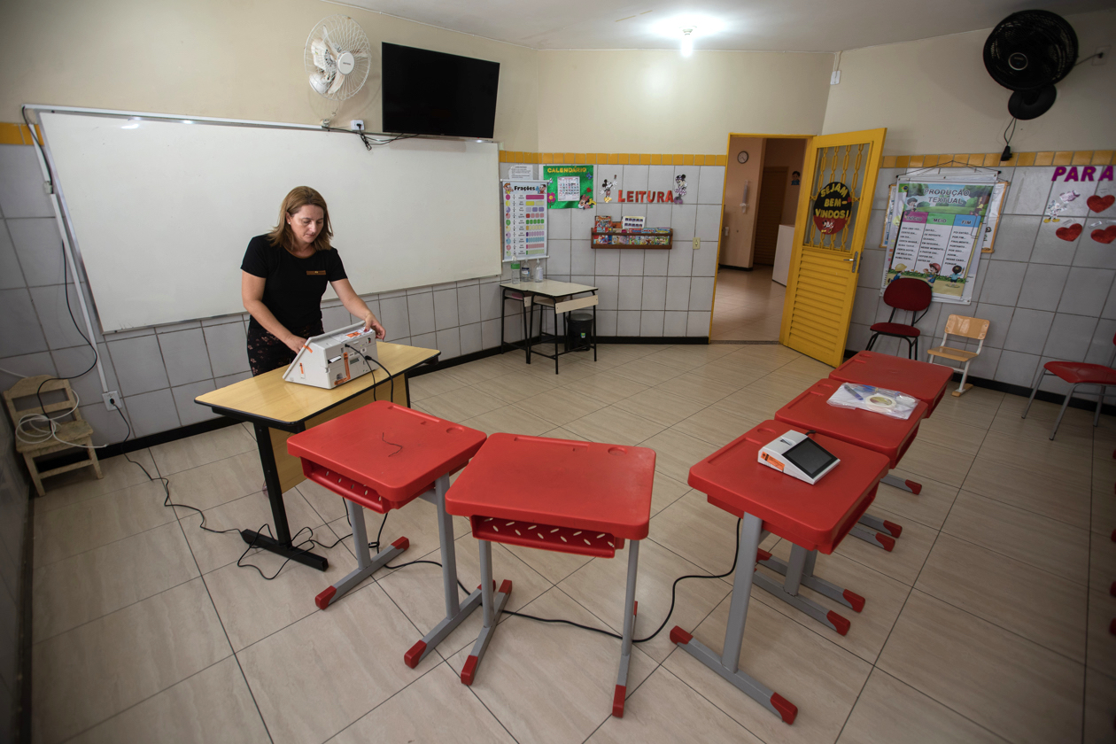 Preparación de los puestos electorales en Brasil.