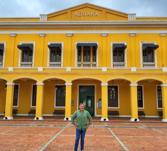Juan José Jaramillo con el fondo del edificio de La Aduana.