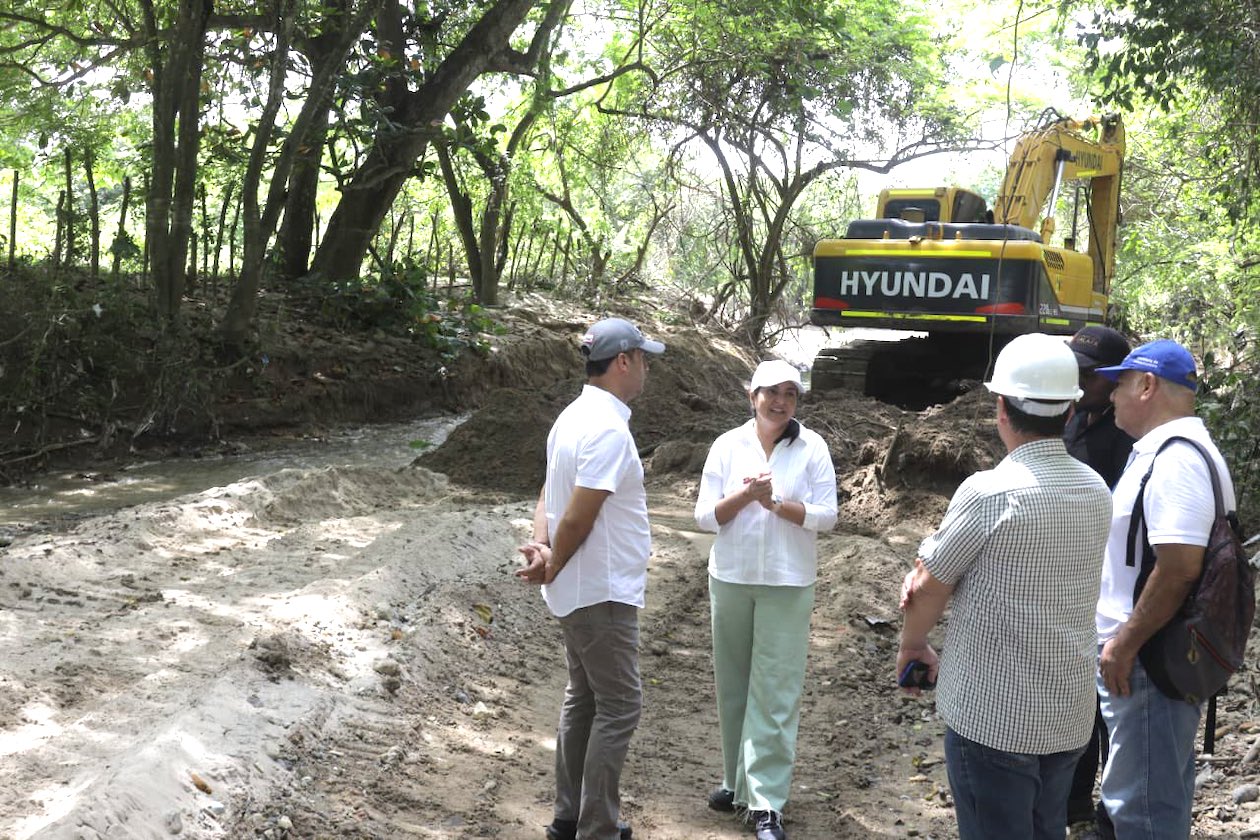 La Secretaria de Infraestructura Nury Logreira con el Alcalde José Fernando Vargas, en los trabajos del Arroyo Grande, en Galapa.