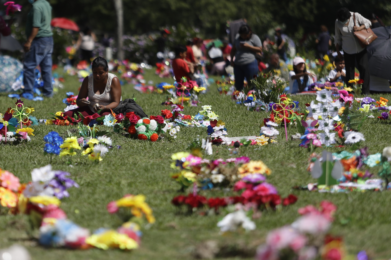 Salvadoreños llegaron a colocar ofrendas florales principalmente a los cementerios General y La Bermeja en el Día de Muertos.
