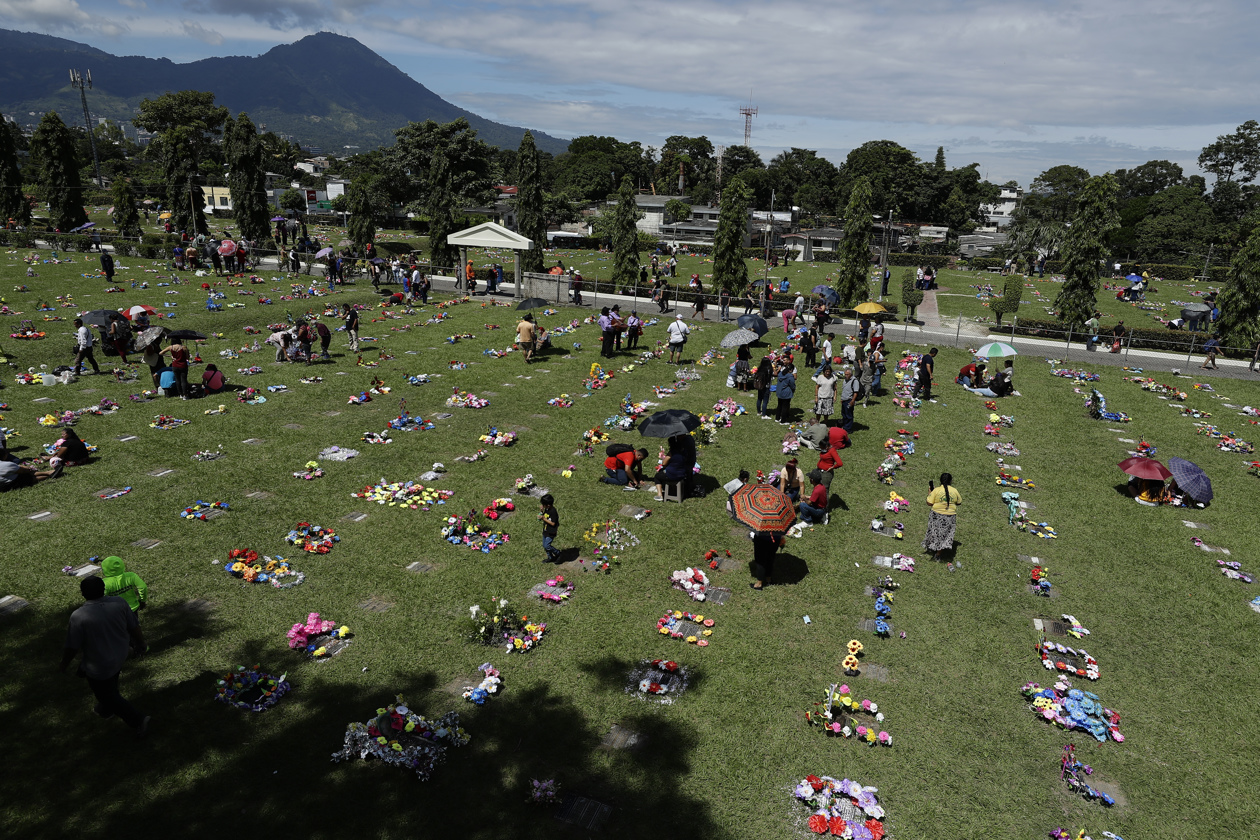 Salvadoreños llegaron a colocar ofrendas florales principalmente a los cementerios General y La Bermeja en el Día de Muertos.