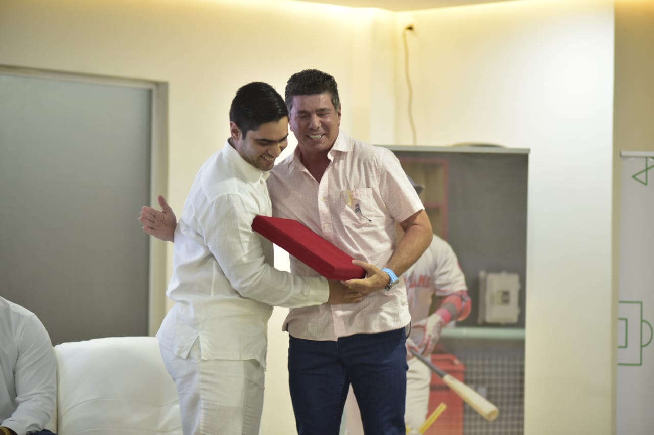 José Mosquera Crissón recibe el premio de manos de Jimmy Char.