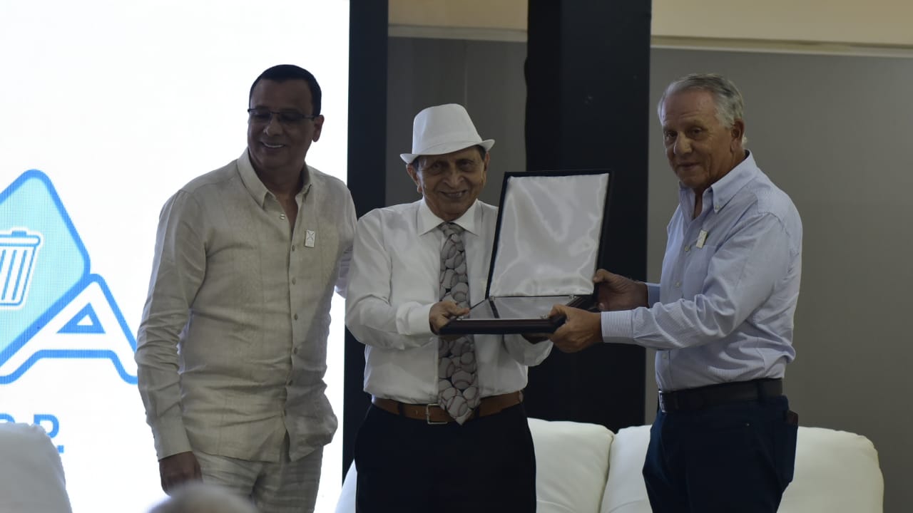 Rugero Manotas, periodista de 88 años, recibiendo su premio.